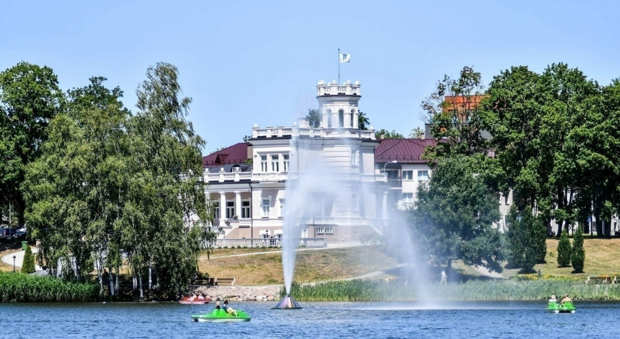 Ant ežero kranto prie Druskininkų miesto muziejaus