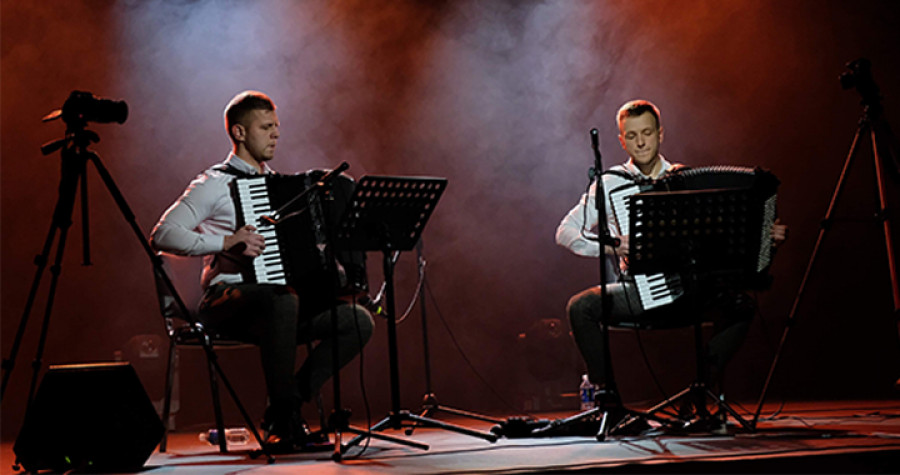 Tautinis Aidas | Muzikinis duetas akordeonu ir pianinu grojantis įvairių stilių muziką